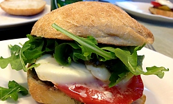 Ciabatta Sandwich mit Mozarella und Pesto