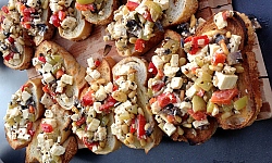 Knusprige Bruschetta mit Pinienkernen