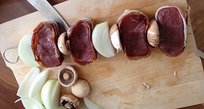 BBQ Bros - In Speck gewickelte Huftsteak-Spieße